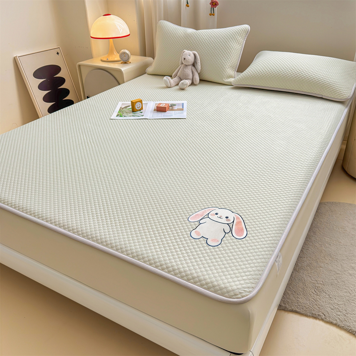 91家纺网 家纺一手货源 找家纺 雯豆家纺 2026新款夏季绣花三明治凉豆豆压花床笠三件套加厚床罩床垫保护套 大耳朵兔床笠款-米黄