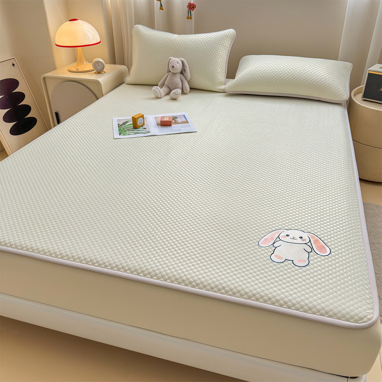 91家纺网 家纺一手货源 找家纺 雯豆家纺 2026新款夏季绣花三明治凉豆豆压花床笠三件套加厚床罩床垫保护套 大耳朵兔床笠款-米黄