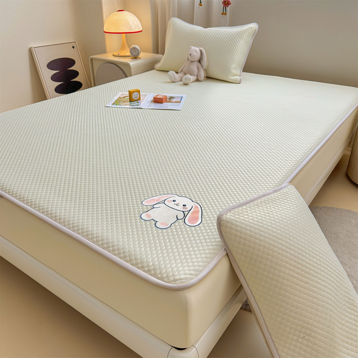 91家纺网 家纺一手货源 找家纺 雯豆家纺 2026新款夏季绣花三明治凉豆豆压花床笠三件套加厚床罩床垫保护套 大耳朵兔床笠款-米黄