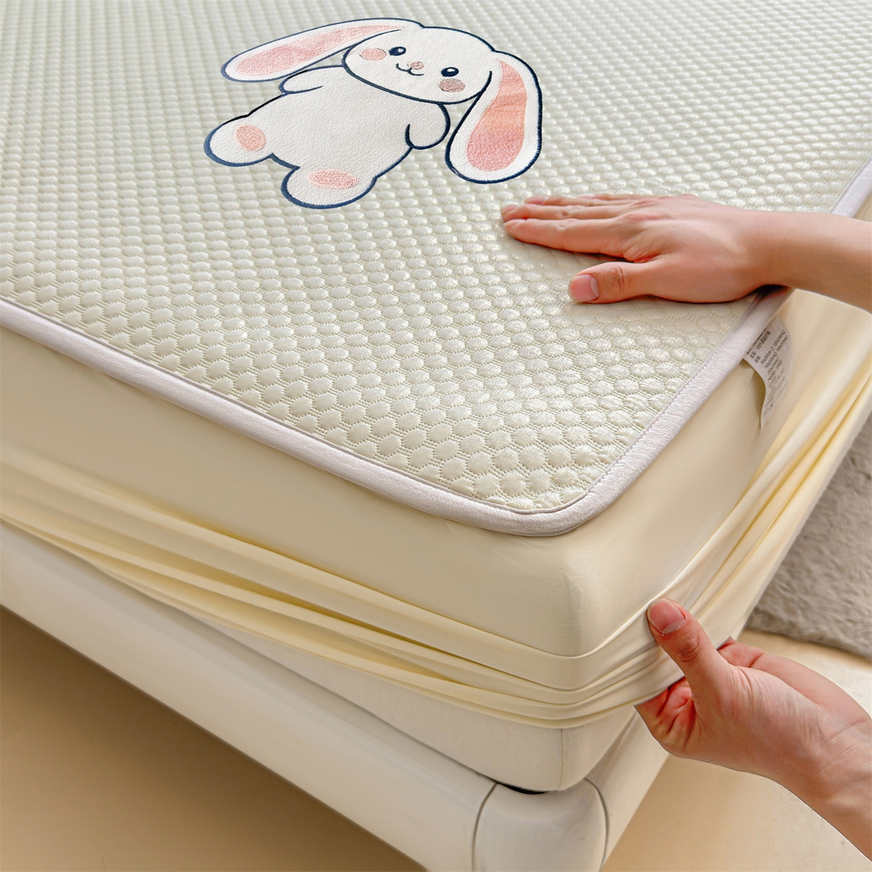 91家纺网 家纺一手货源 找家纺 雯豆家纺 2026新款夏季绣花三明治凉豆豆压花床笠三件套加厚床罩床垫保护套 大耳朵兔床笠款-米黄