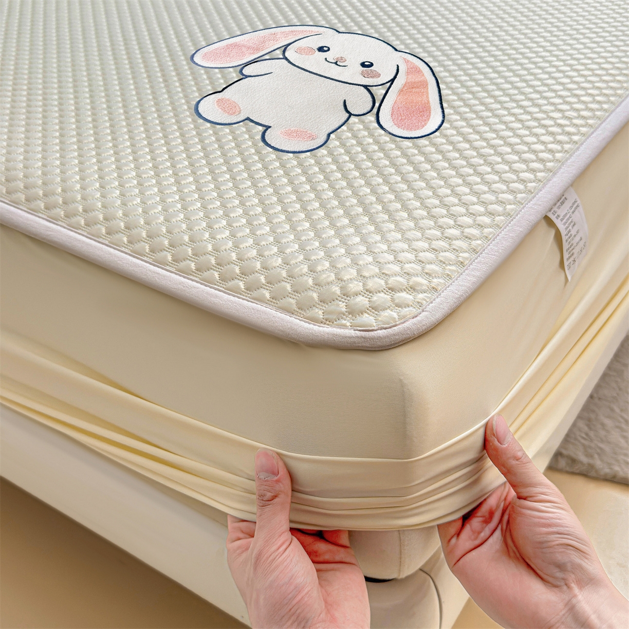 91家纺网 家纺一手货源 找家纺 雯豆家纺 2026新款夏季绣花三明治凉豆豆压花床笠三件套加厚床罩床垫保护套 大耳朵兔床笠款-米黄