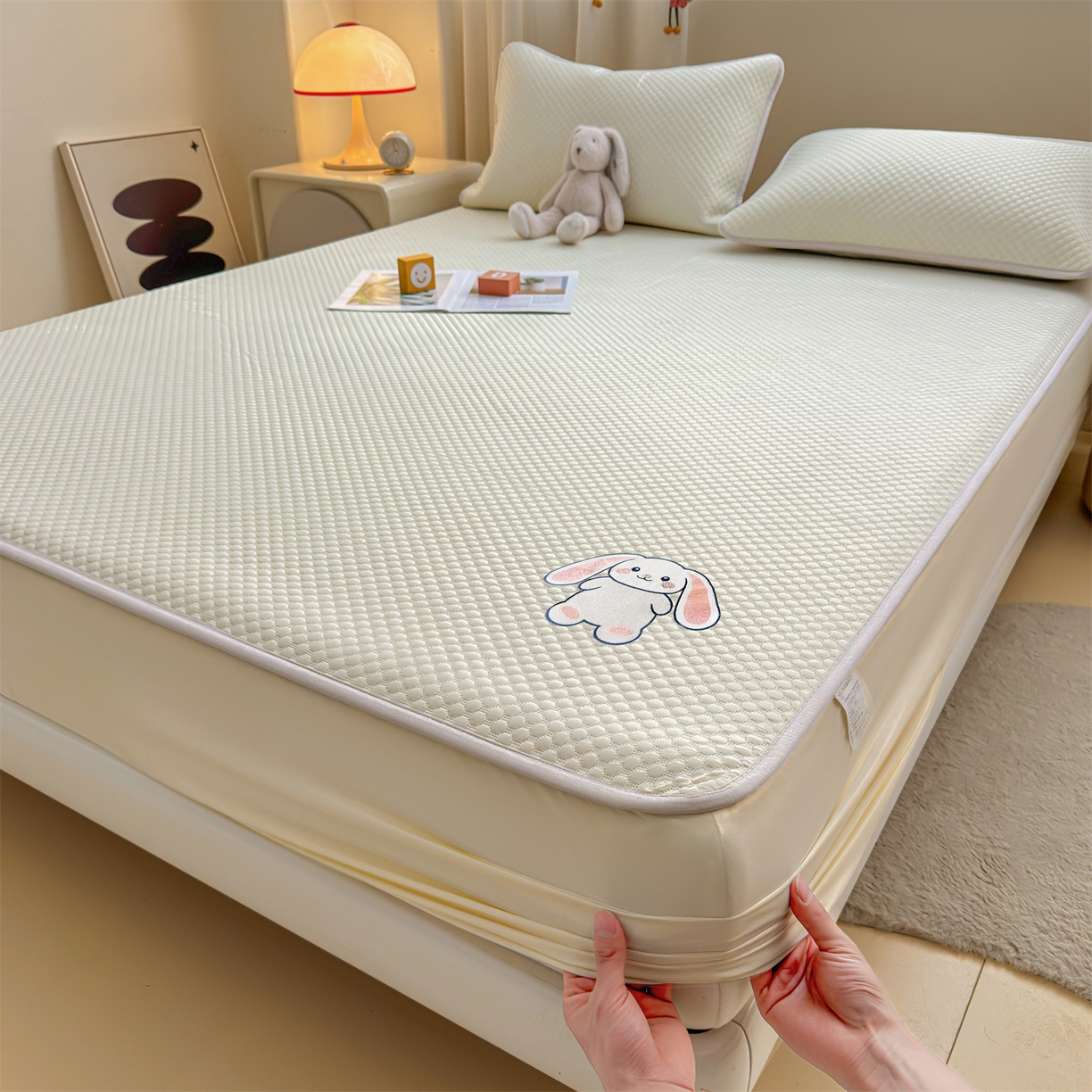 91家纺网 家纺一手货源 找家纺 雯豆家纺 2026新款夏季绣花三明治凉豆豆压花床笠三件套加厚床罩床垫保护套 大耳朵兔床笠款-米黄