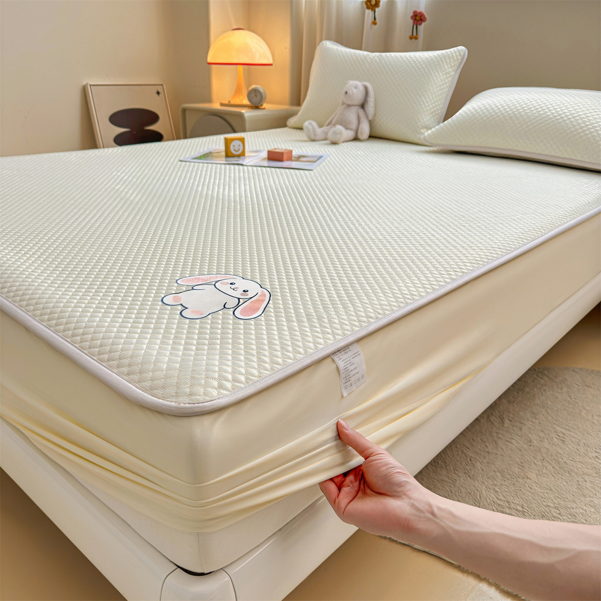 91家纺网 家纺一手货源 找家纺 雯豆家纺 2026新款夏季绣花三明治凉豆豆压花床笠三件套加厚床罩床垫保护套 大耳朵兔床笠款-米黄