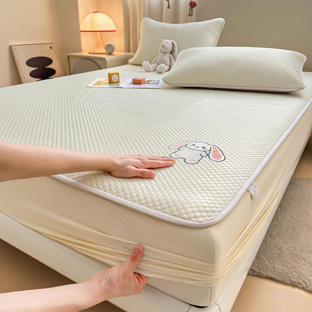 91家纺网 家纺一手货源 找家纺 雯豆家纺 2026新款夏季绣花三明治凉豆豆压花床笠三件套加厚床罩床垫保护套 大耳朵兔床笠款-米黄