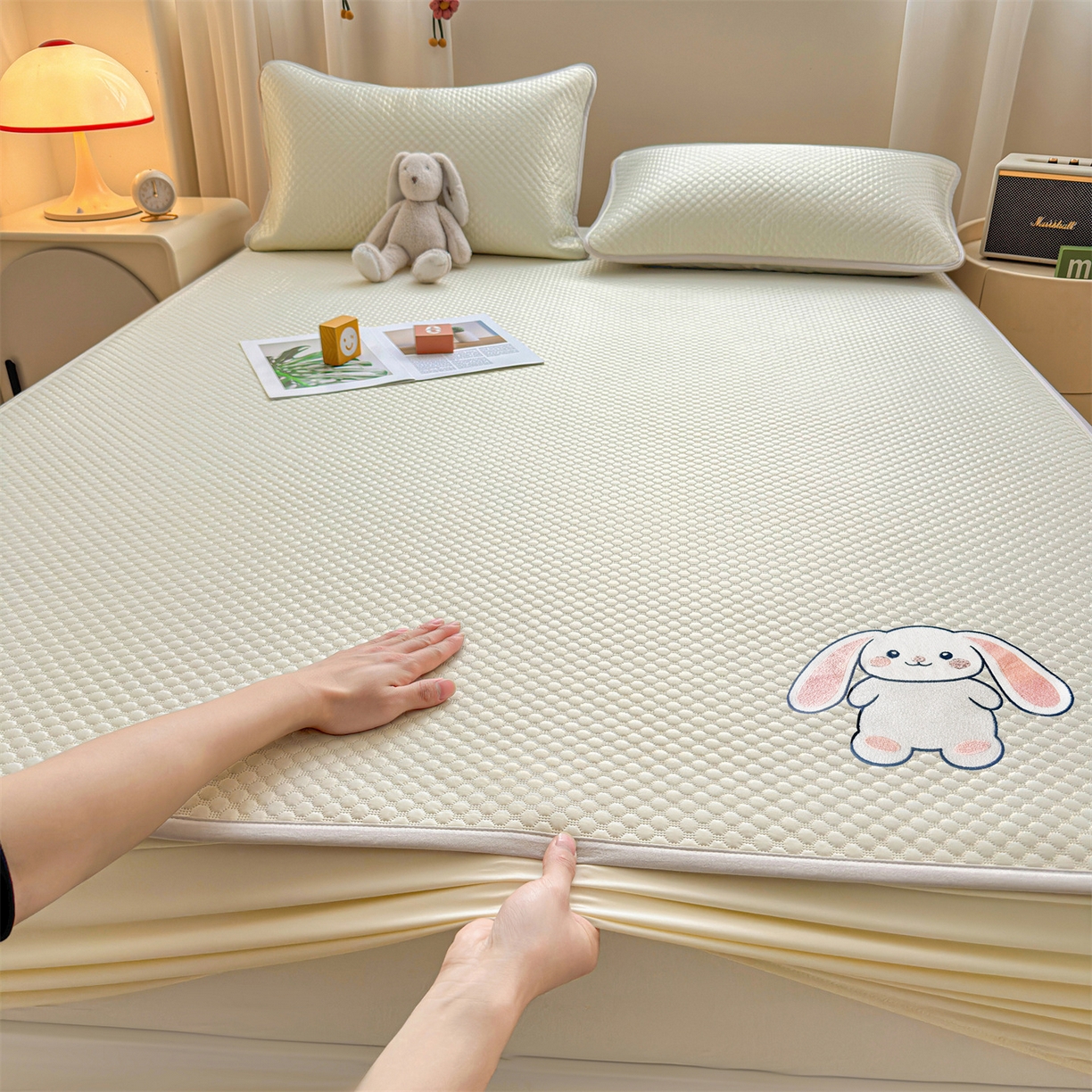 91家纺网 家纺一手货源 找家纺 雯豆家纺 2026新款夏季绣花三明治凉豆豆压花床笠三件套加厚床罩床垫保护套 大耳朵兔床笠款-米黄