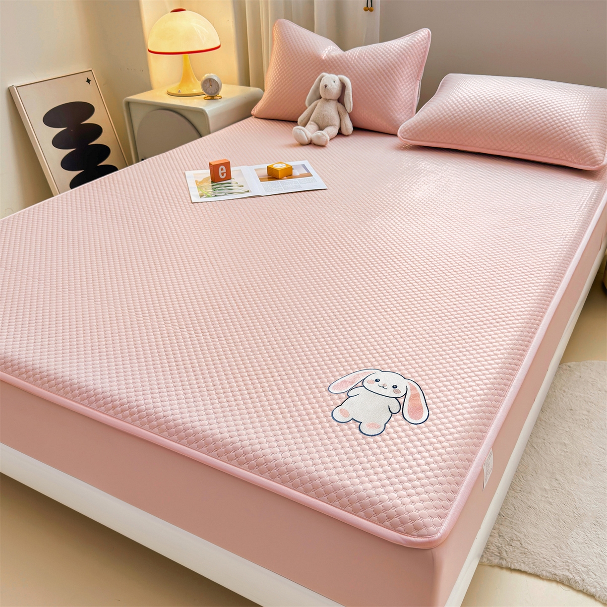 91家纺网 家纺一手货源 找家纺 雯豆家纺 2026新款夏季绣花三明治凉豆豆压花床笠三件套加厚床罩床垫保护套 大耳朵兔床笠款-蜜桃粉