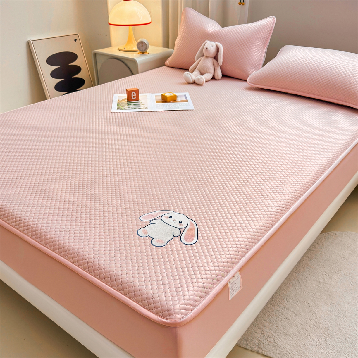 91家纺网 家纺一手货源 找家纺 雯豆家纺 2026新款夏季绣花三明治凉豆豆压花床笠三件套加厚床罩床垫保护套 大耳朵兔床笠款-蜜桃粉