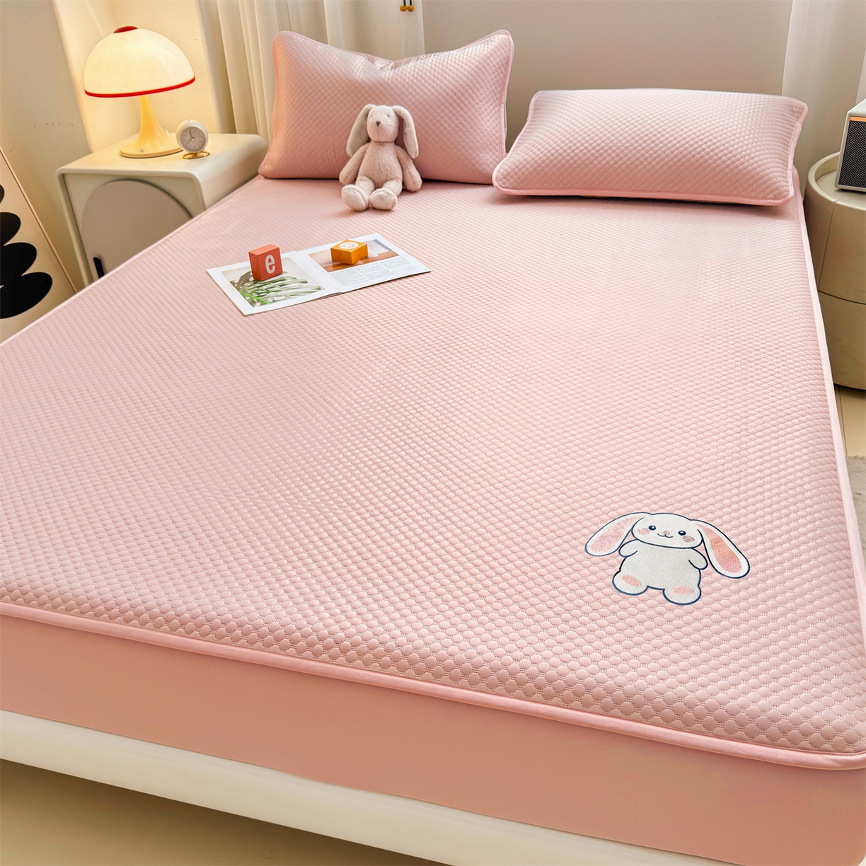 91家纺网 家纺一手货源 找家纺 雯豆家纺 2026新款夏季绣花三明治凉豆豆压花床笠三件套加厚床罩床垫保护套 大耳朵兔床笠款-蜜桃粉