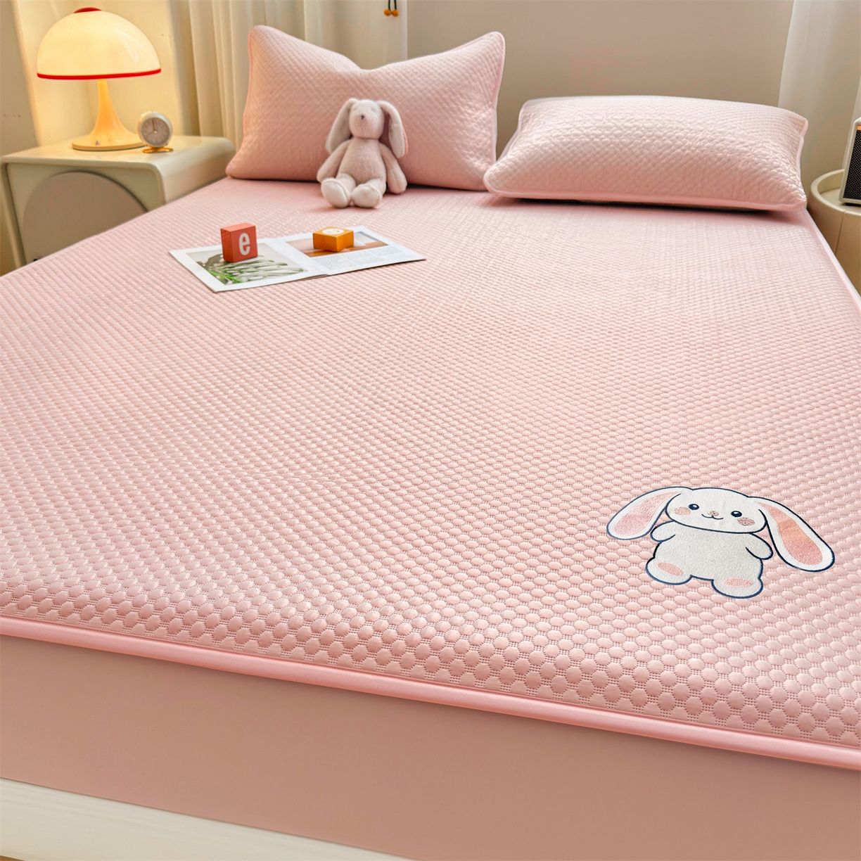 91家纺网 家纺一手货源 找家纺 雯豆家纺 2026新款夏季绣花三明治凉豆豆压花床笠三件套加厚床罩床垫保护套 大耳朵兔床笠款-蜜桃粉