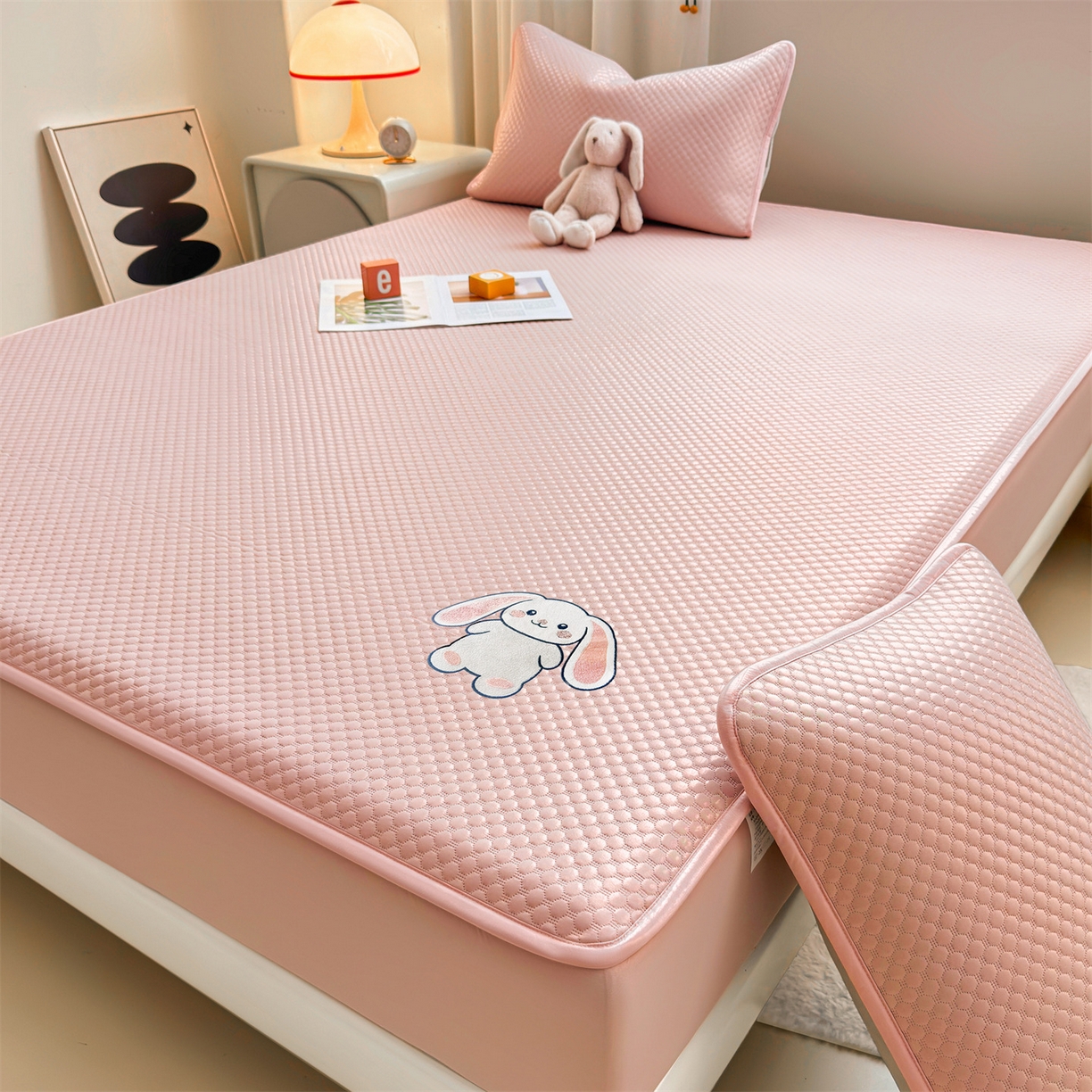 91家纺网 家纺一手货源 找家纺 雯豆家纺 2026新款夏季绣花三明治凉豆豆压花床笠三件套加厚床罩床垫保护套 大耳朵兔床笠款-蜜桃粉