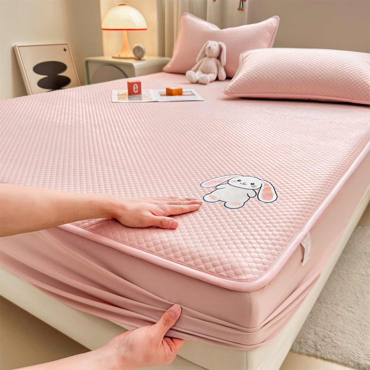 91家纺网 家纺一手货源 找家纺 雯豆家纺 2026新款夏季绣花三明治凉豆豆压花床笠三件套加厚床罩床垫保护套 大耳朵兔床笠款-蜜桃粉