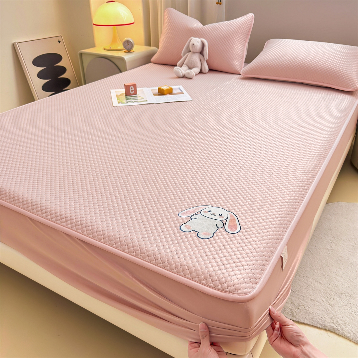 91家纺网 家纺一手货源 找家纺 雯豆家纺 2026新款夏季绣花三明治凉豆豆压花床笠三件套加厚床罩床垫保护套 大耳朵兔床笠款-蜜桃粉