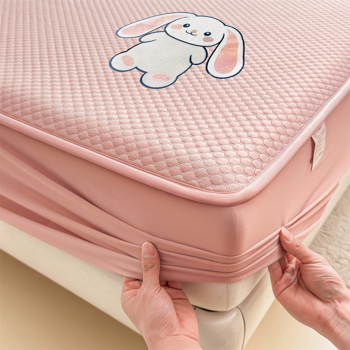 91家纺网 家纺一手货源 找家纺 雯豆家纺 2026新款夏季绣花三明治凉豆豆压花床笠三件套加厚床罩床垫保护套 大耳朵兔床笠款-蜜桃粉