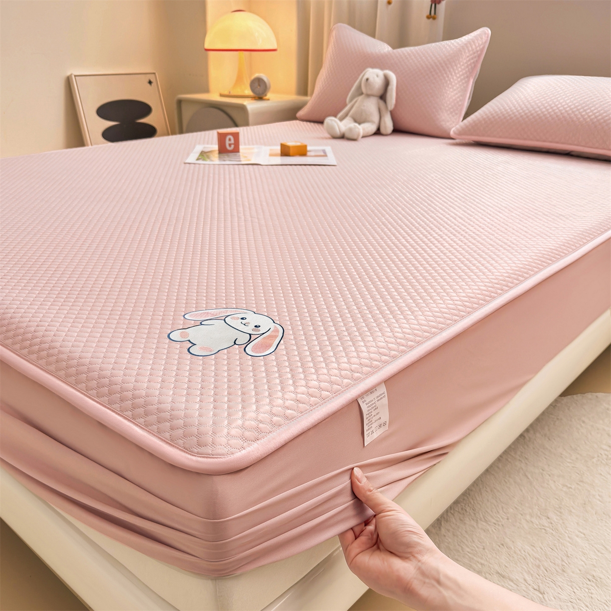 91家纺网 家纺一手货源 找家纺 雯豆家纺 2026新款夏季绣花三明治凉豆豆压花床笠三件套加厚床罩床垫保护套 大耳朵兔床笠款-蜜桃粉