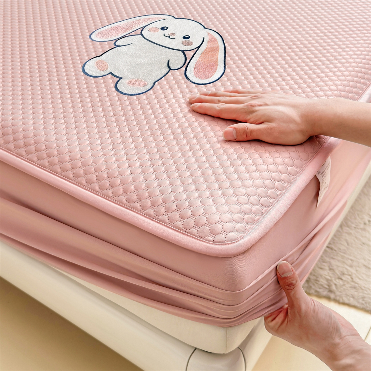 91家纺网 家纺一手货源 找家纺 雯豆家纺 2026新款夏季绣花三明治凉豆豆压花床笠三件套加厚床罩床垫保护套 大耳朵兔床笠款-蜜桃粉