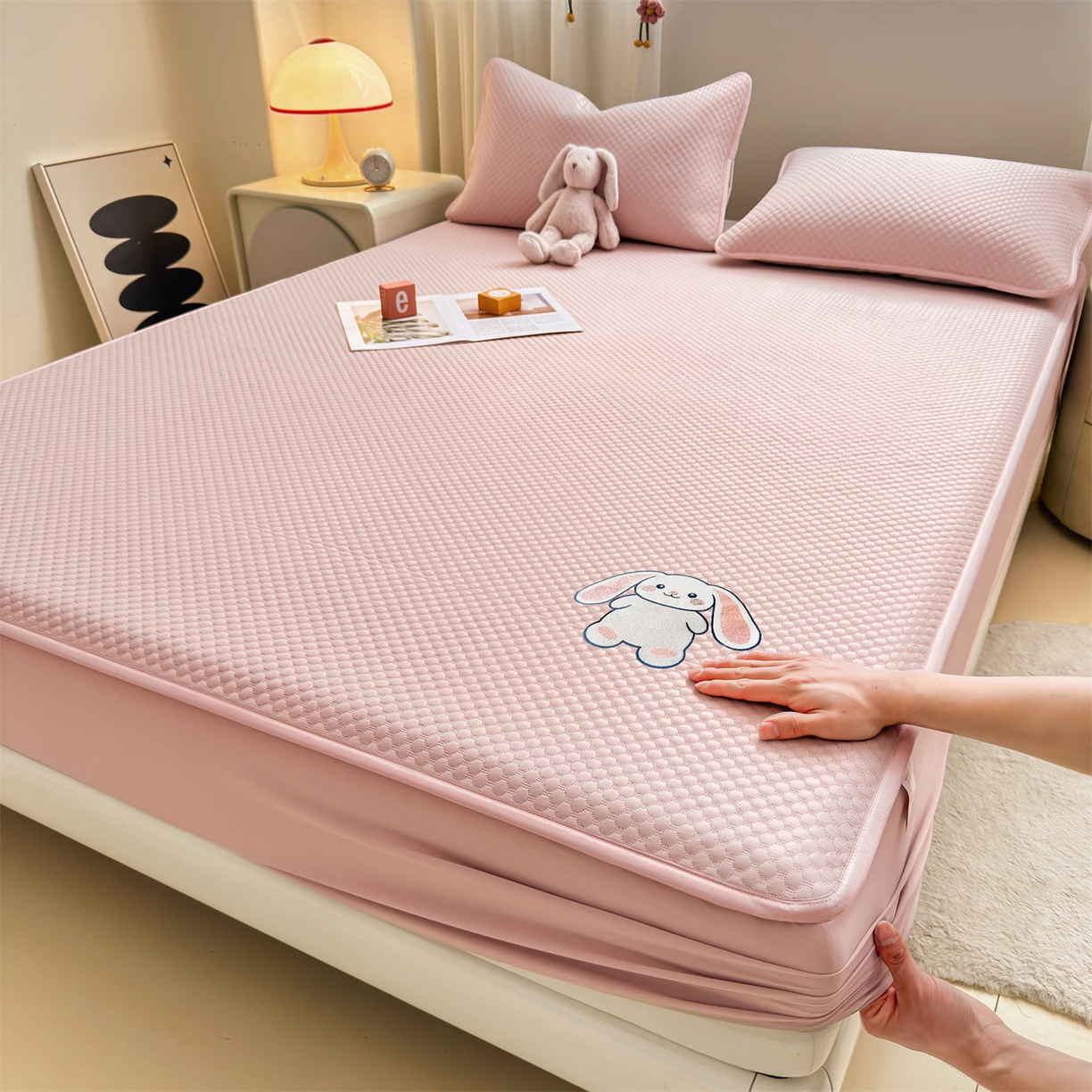 91家纺网 家纺一手货源 找家纺 雯豆家纺 2026新款夏季绣花三明治凉豆豆压花床笠三件套加厚床罩床垫保护套 大耳朵兔床笠款-蜜桃粉