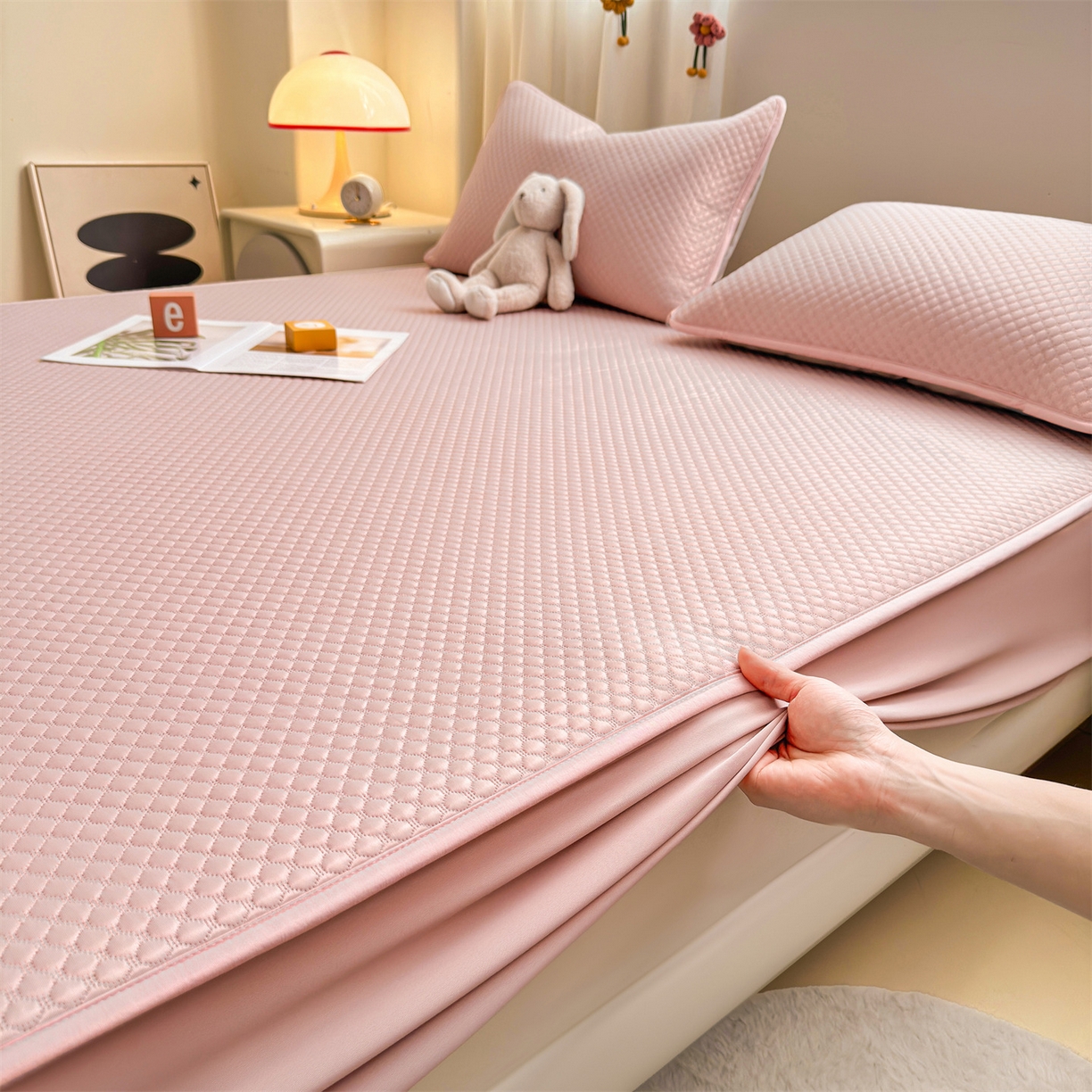 91家纺网 家纺一手货源 找家纺 雯豆家纺 2026新款夏季绣花三明治凉豆豆压花床笠三件套加厚床罩床垫保护套 大耳朵兔床笠款-蜜桃粉