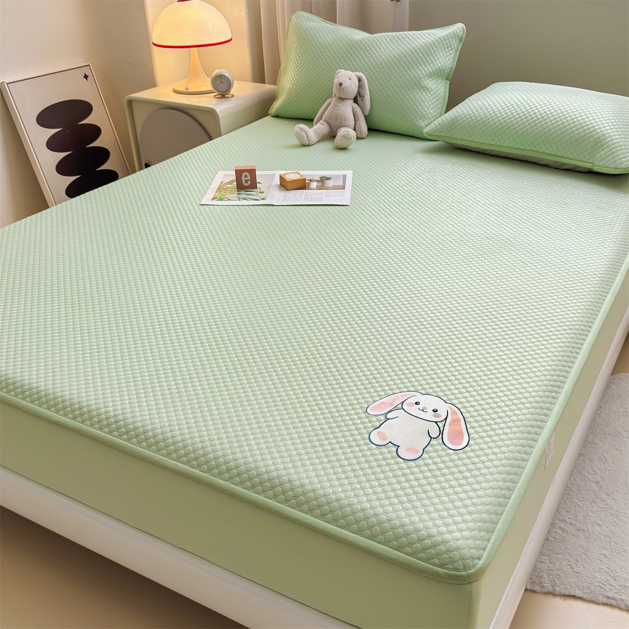 91家纺网 家纺一手货源 找家纺 雯豆家纺 2026新款夏季绣花三明治凉豆豆压花床笠三件套加厚床罩床垫保护套 大耳朵兔床笠款-苹果绿