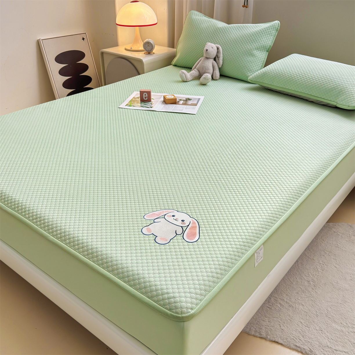 91家纺网 家纺一手货源 找家纺 雯豆家纺 2026新款夏季绣花三明治凉豆豆压花床笠三件套加厚床罩床垫保护套 大耳朵兔床笠款-苹果绿