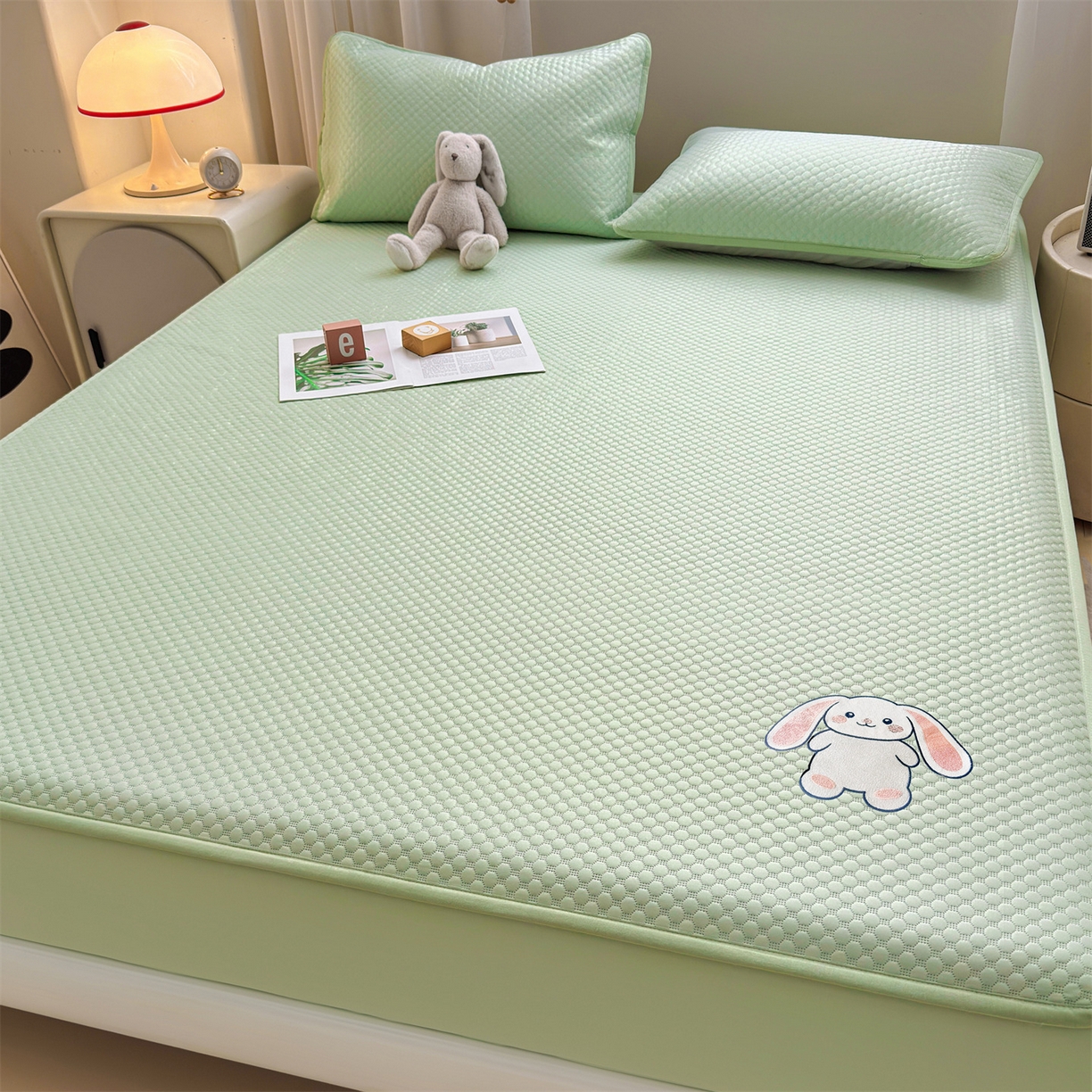 91家纺网 家纺一手货源 找家纺 雯豆家纺 2026新款夏季绣花三明治凉豆豆压花床笠三件套加厚床罩床垫保护套 大耳朵兔床笠款-苹果绿