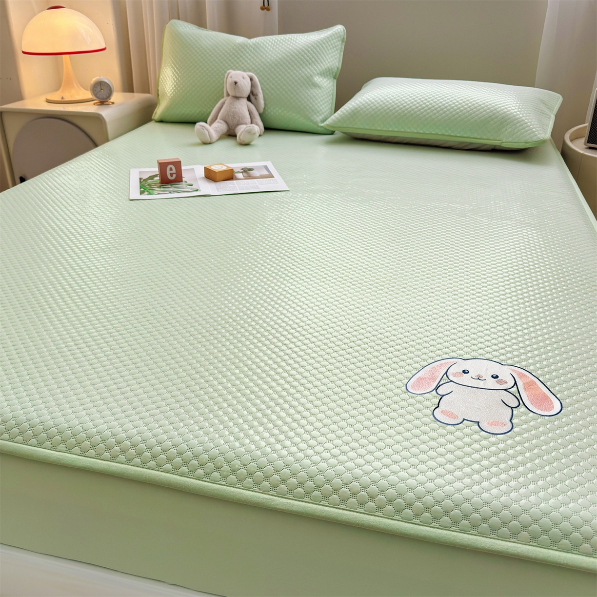 91家纺网 家纺一手货源 找家纺 雯豆家纺 2026新款夏季绣花三明治凉豆豆压花床笠三件套加厚床罩床垫保护套 大耳朵兔床笠款-苹果绿