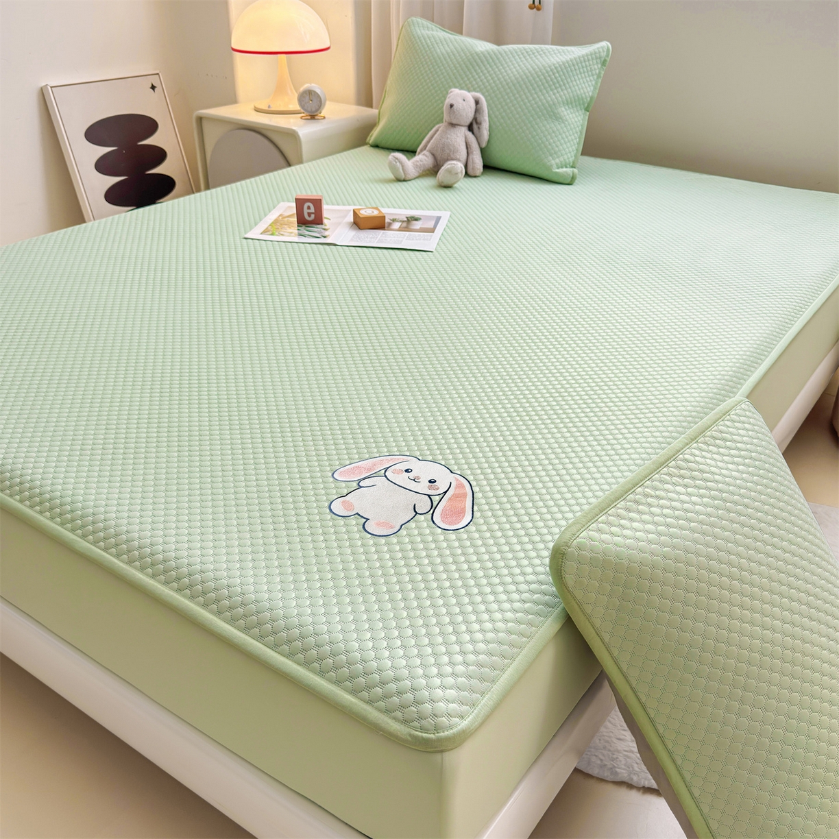 91家纺网 家纺一手货源 找家纺 雯豆家纺 2026新款夏季绣花三明治凉豆豆压花床笠三件套加厚床罩床垫保护套 大耳朵兔床笠款-苹果绿