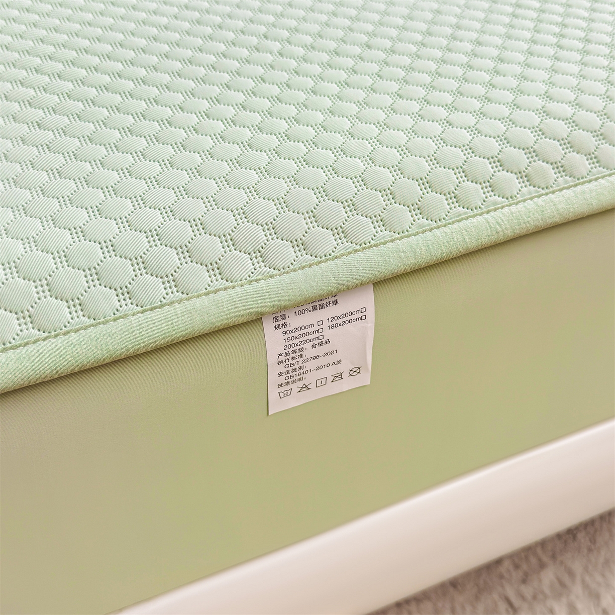 91家纺网 家纺一手货源 找家纺 雯豆家纺 2026新款夏季绣花三明治凉豆豆压花床笠三件套加厚床罩床垫保护套 大耳朵兔床笠款-苹果绿