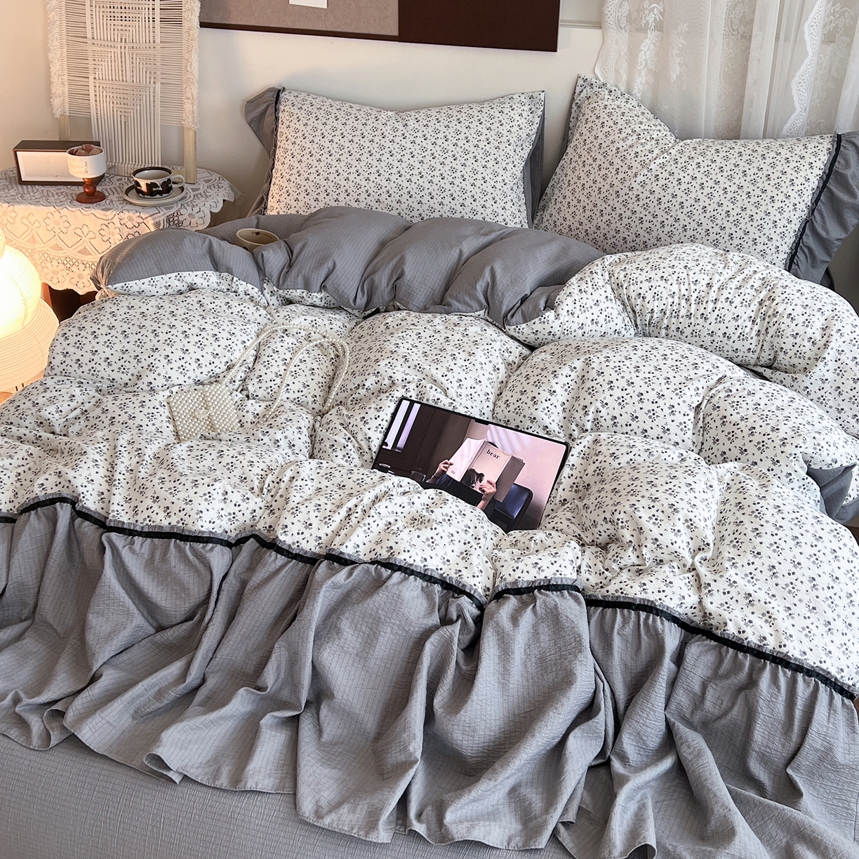 91家纺网 家纺一手货源 找家纺 晨曦家纺 2026新款韩系法式慵懒氛围感印花泡芙花边四件套 雾灰庄园