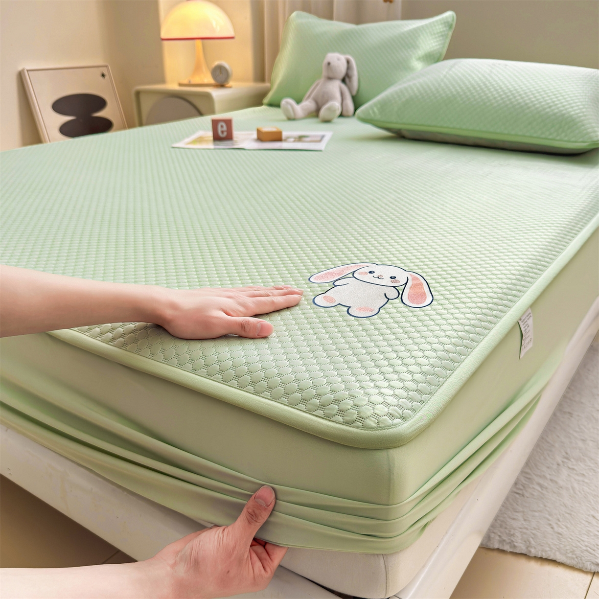 91家纺网 家纺一手货源 找家纺 雯豆家纺 2026新款夏季绣花三明治凉豆豆压花床笠三件套加厚床罩床垫保护套 大耳朵兔床笠款-苹果绿