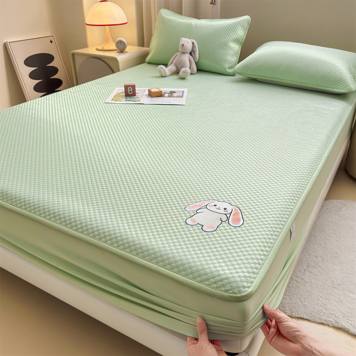 91家纺网 家纺一手货源 找家纺 雯豆家纺 2026新款夏季绣花三明治凉豆豆压花床笠三件套加厚床罩床垫保护套 大耳朵兔床笠款-苹果绿