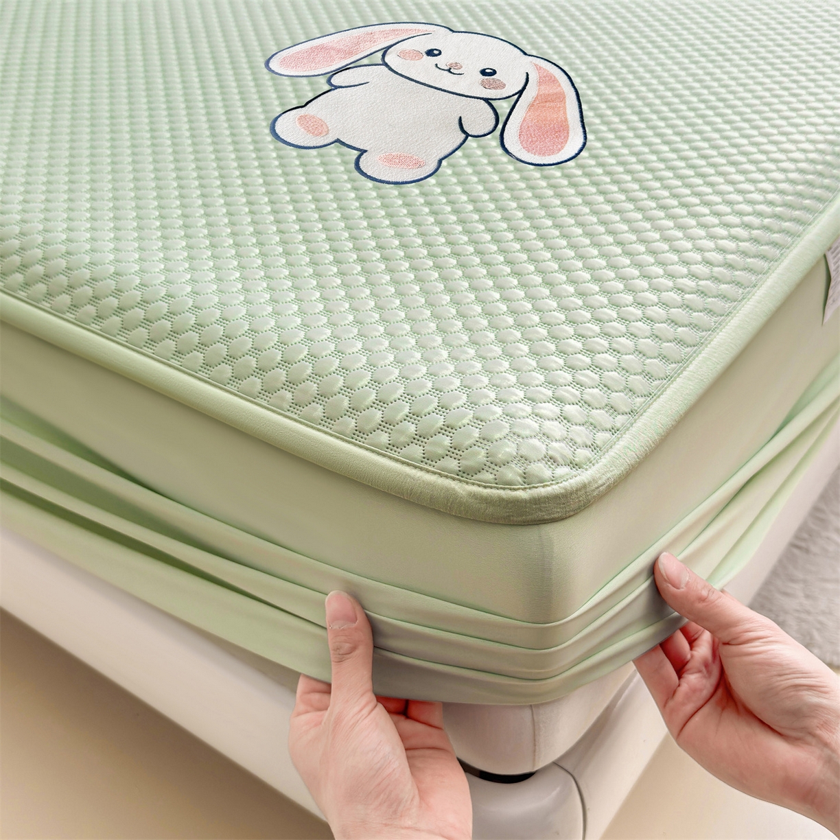 91家纺网 家纺一手货源 找家纺 雯豆家纺 2026新款夏季绣花三明治凉豆豆压花床笠三件套加厚床罩床垫保护套 大耳朵兔床笠款-苹果绿