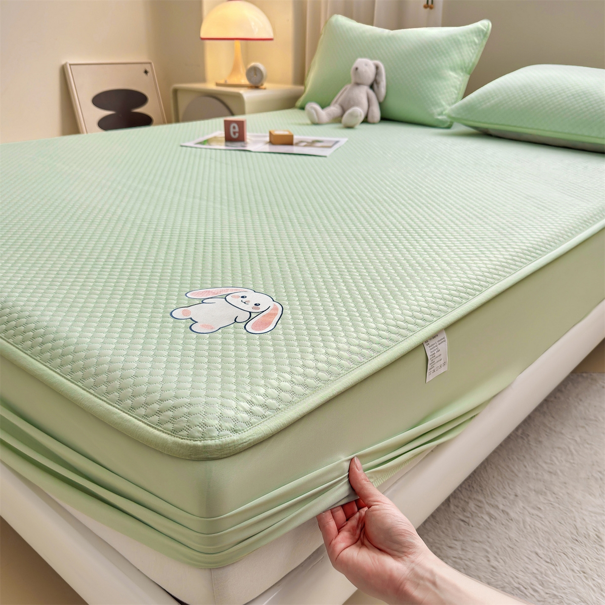 91家纺网 家纺一手货源 找家纺 雯豆家纺 2026新款夏季绣花三明治凉豆豆压花床笠三件套加厚床罩床垫保护套 大耳朵兔床笠款-苹果绿