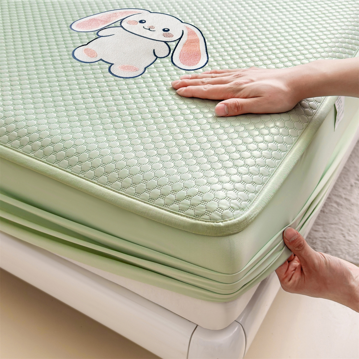 91家纺网 家纺一手货源 找家纺 雯豆家纺 2026新款夏季绣花三明治凉豆豆压花床笠三件套加厚床罩床垫保护套 大耳朵兔床笠款-苹果绿