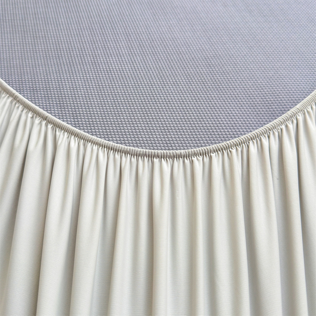 91家纺网 家纺一手货源 找家纺 雯豆家纺 2026新款夏季绣花三明治凉豆豆压花床笠三件套加厚床罩床垫保护套 大耳朵兔床笠款-银灰