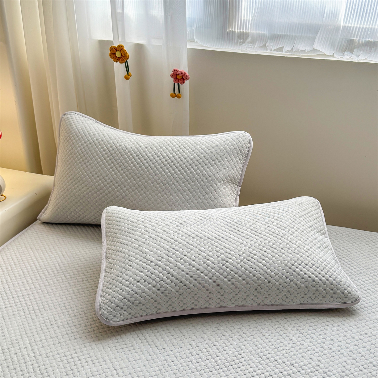 91家纺网 家纺一手货源 找家纺 雯豆家纺 2026新款夏季绣花三明治凉豆豆压花床笠三件套加厚床罩床垫保护套 大耳朵兔床笠款-银灰