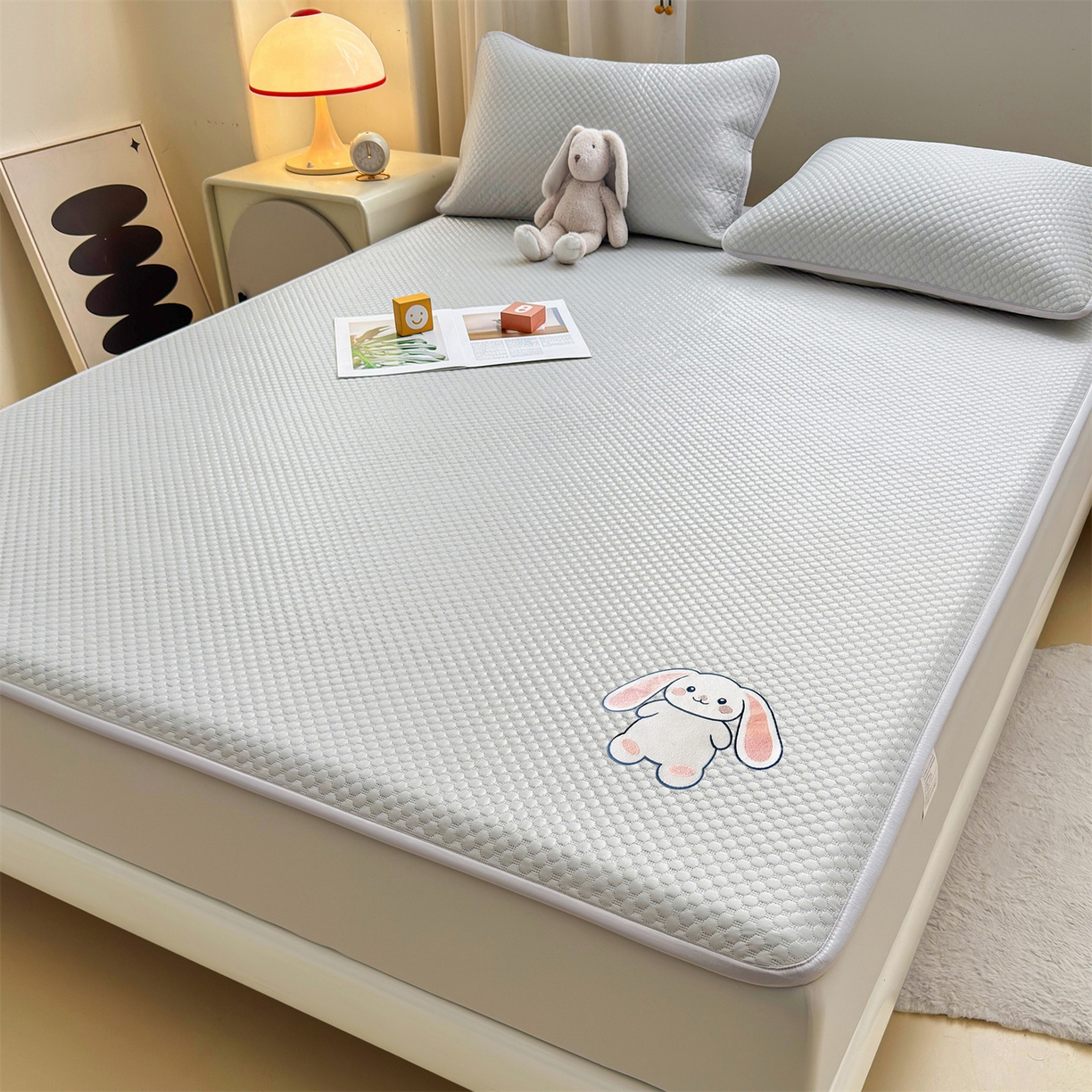 91家纺网 家纺一手货源 找家纺 雯豆家纺 2026新款夏季绣花三明治凉豆豆压花床笠三件套加厚床罩床垫保护套 大耳朵兔床笠款-银灰