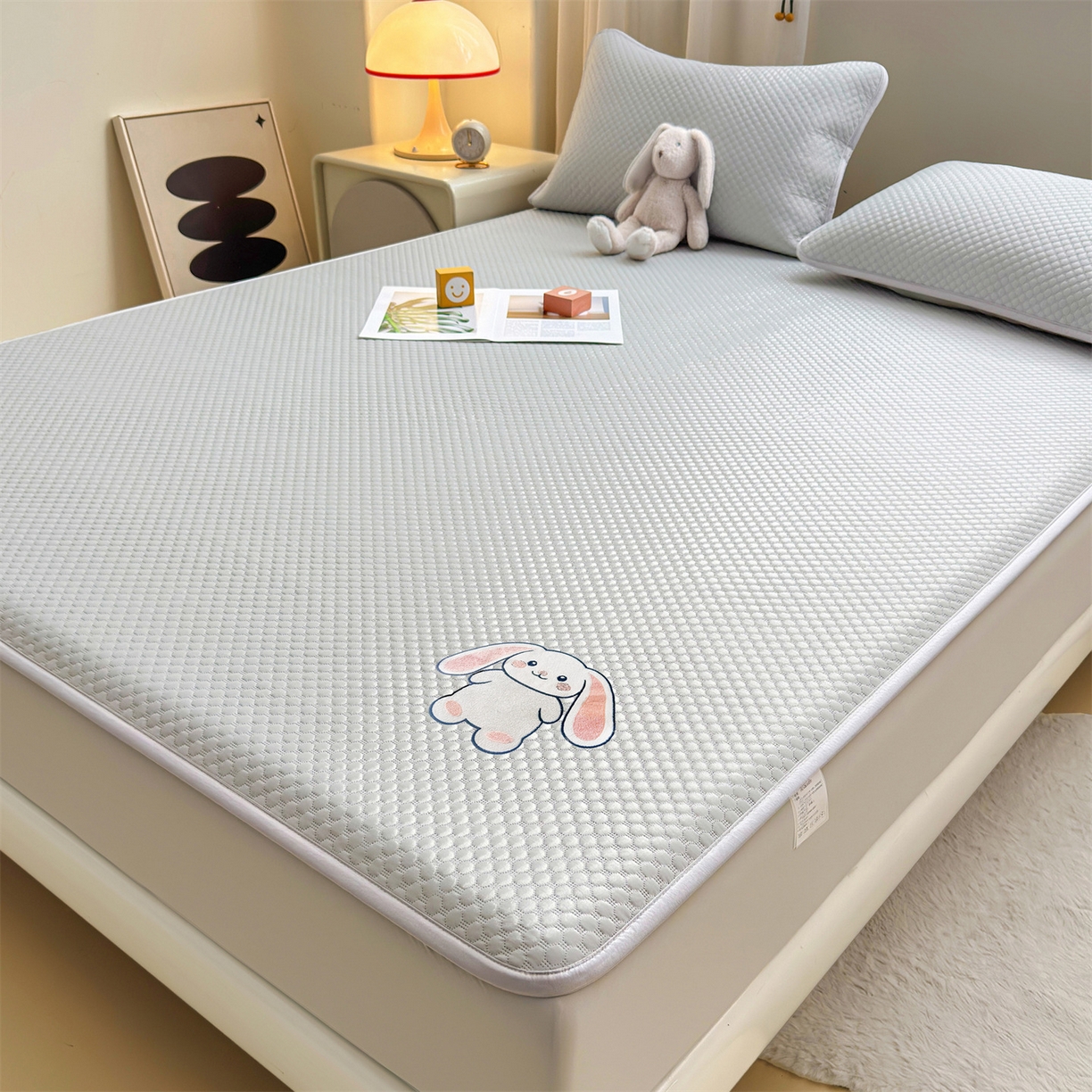 91家纺网 家纺一手货源 找家纺 雯豆家纺 2026新款夏季绣花三明治凉豆豆压花床笠三件套加厚床罩床垫保护套 大耳朵兔床笠款-银灰