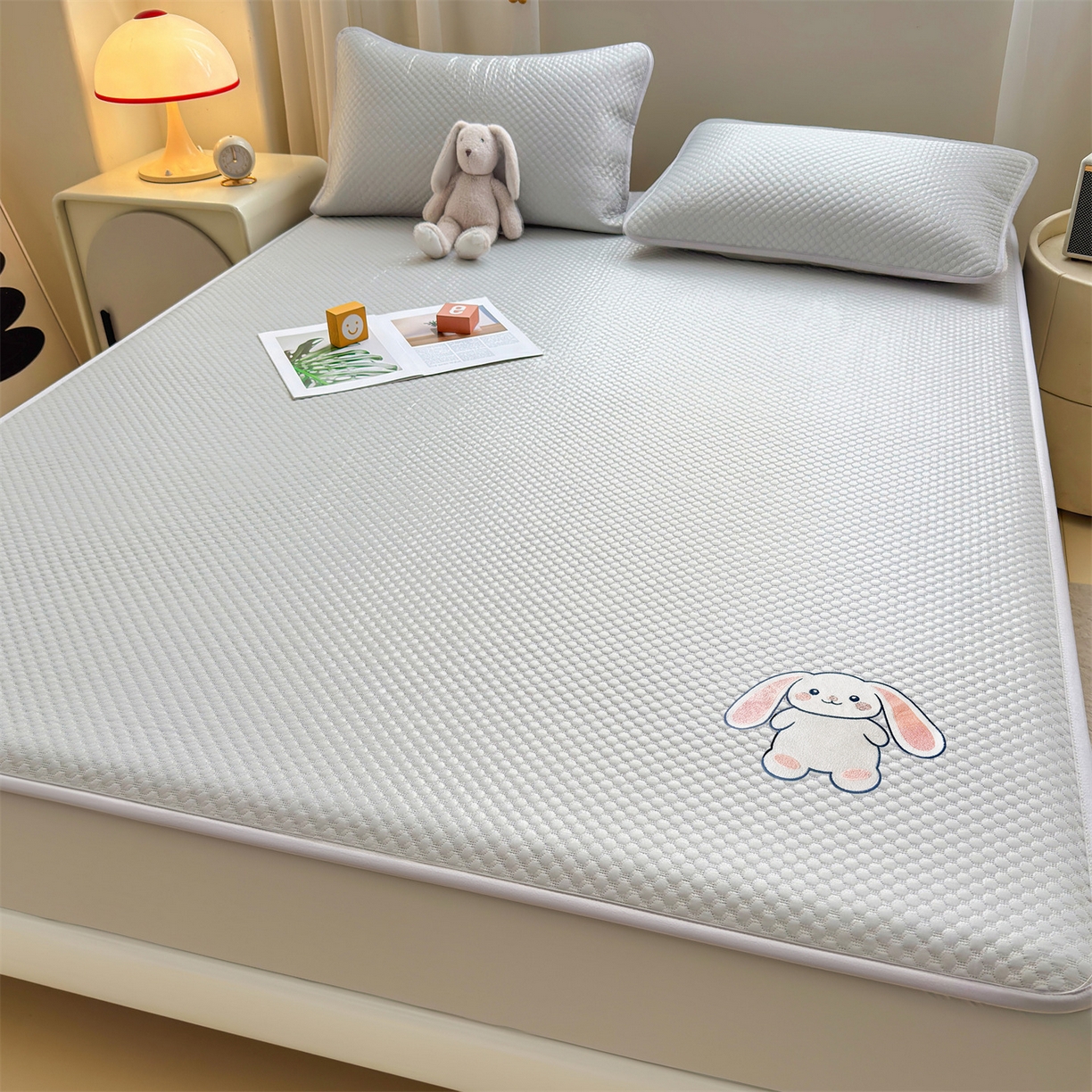 91家纺网 家纺一手货源 找家纺 雯豆家纺 2026新款夏季绣花三明治凉豆豆压花床笠三件套加厚床罩床垫保护套 大耳朵兔床笠款-银灰