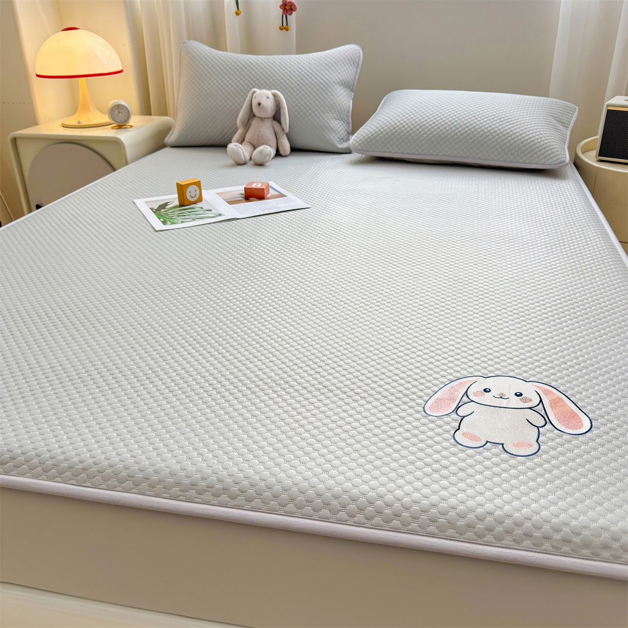 91家纺网 家纺一手货源 找家纺 雯豆家纺 2026新款夏季绣花三明治凉豆豆压花床笠三件套加厚床罩床垫保护套 大耳朵兔床笠款-银灰