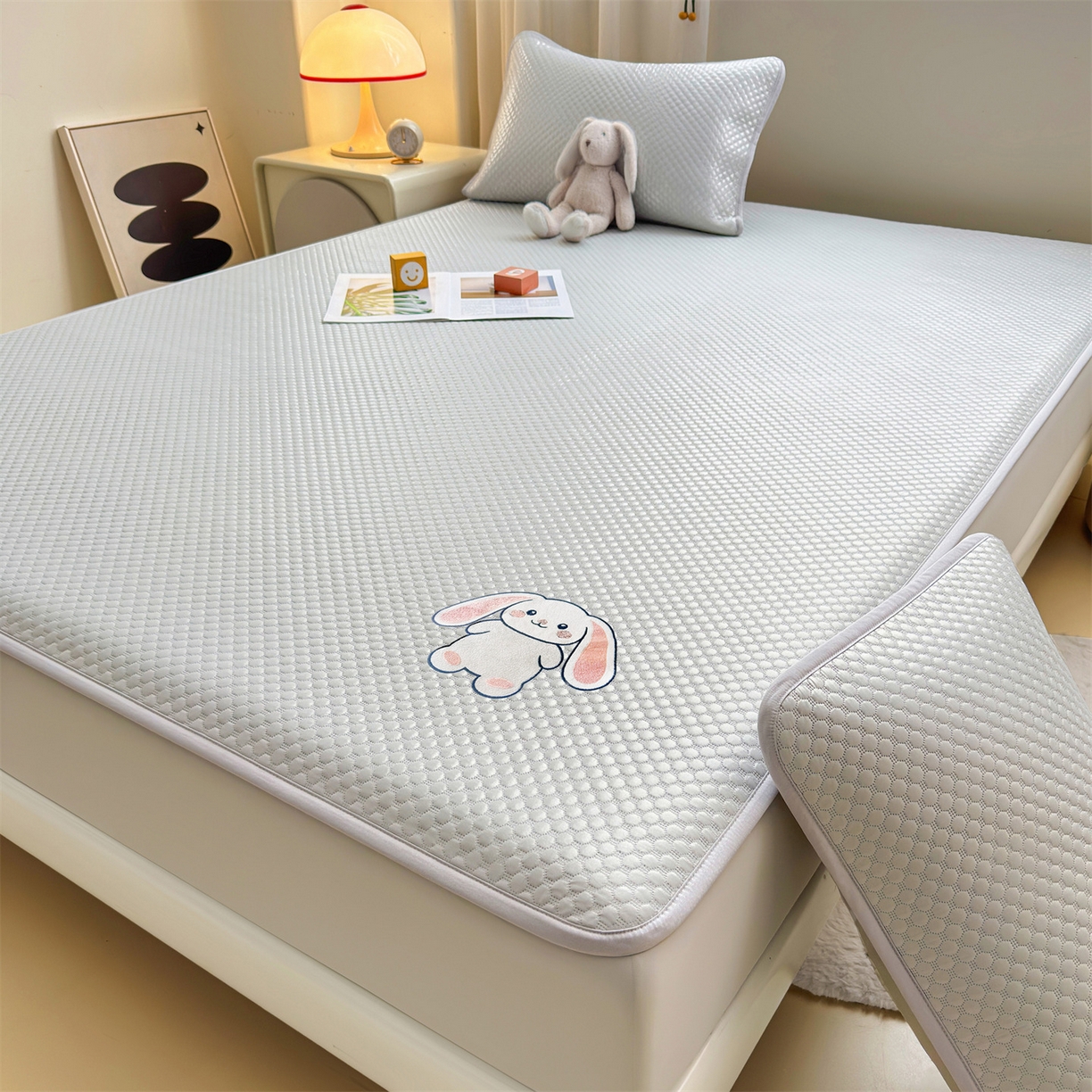 91家纺网 家纺一手货源 找家纺 雯豆家纺 2026新款夏季绣花三明治凉豆豆压花床笠三件套加厚床罩床垫保护套 大耳朵兔床笠款-银灰