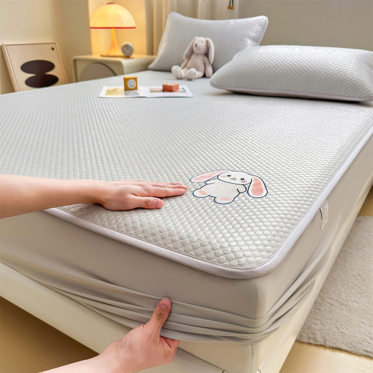 91家纺网 家纺一手货源 找家纺 雯豆家纺 2026新款夏季绣花三明治凉豆豆压花床笠三件套加厚床罩床垫保护套 大耳朵兔床笠款-银灰