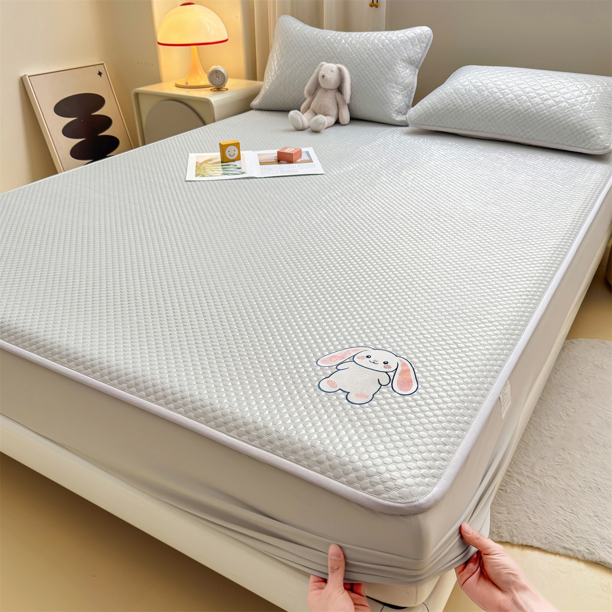 91家纺网 家纺一手货源 找家纺 雯豆家纺 2026新款夏季绣花三明治凉豆豆压花床笠三件套加厚床罩床垫保护套 大耳朵兔床笠款-银灰