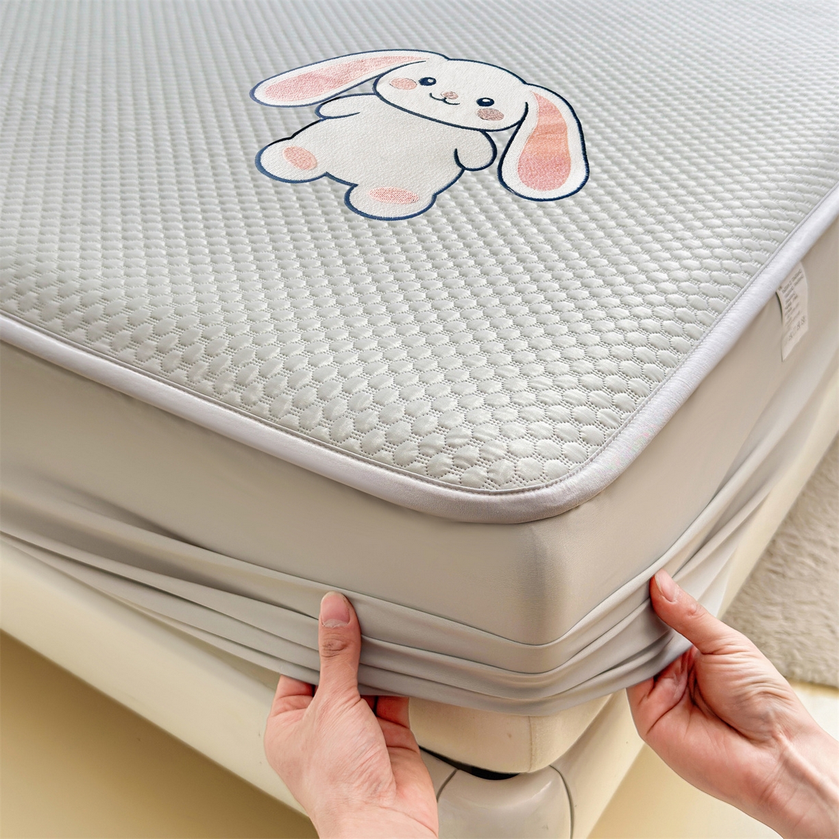 91家纺网 家纺一手货源 找家纺 雯豆家纺 2026新款夏季绣花三明治凉豆豆压花床笠三件套加厚床罩床垫保护套 大耳朵兔床笠款-银灰