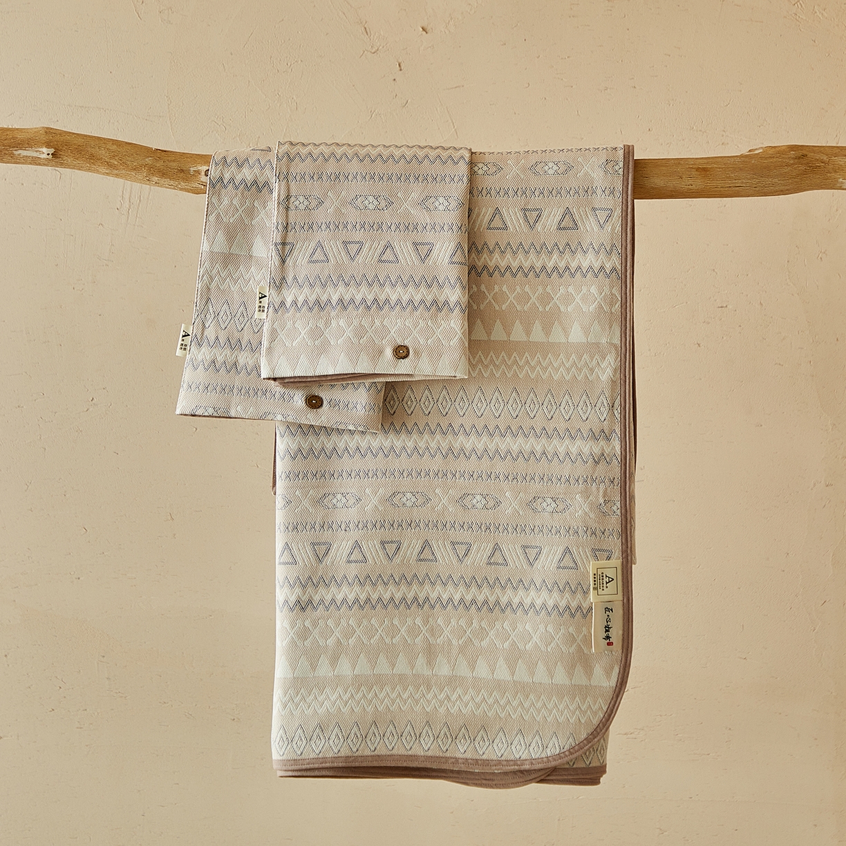 91家纺网 家纺一手货源 找家纺 孑寐家纺 2026新款100%纯棉色织双面大提花老粗布凉席三件套 几何波纹-奶咖