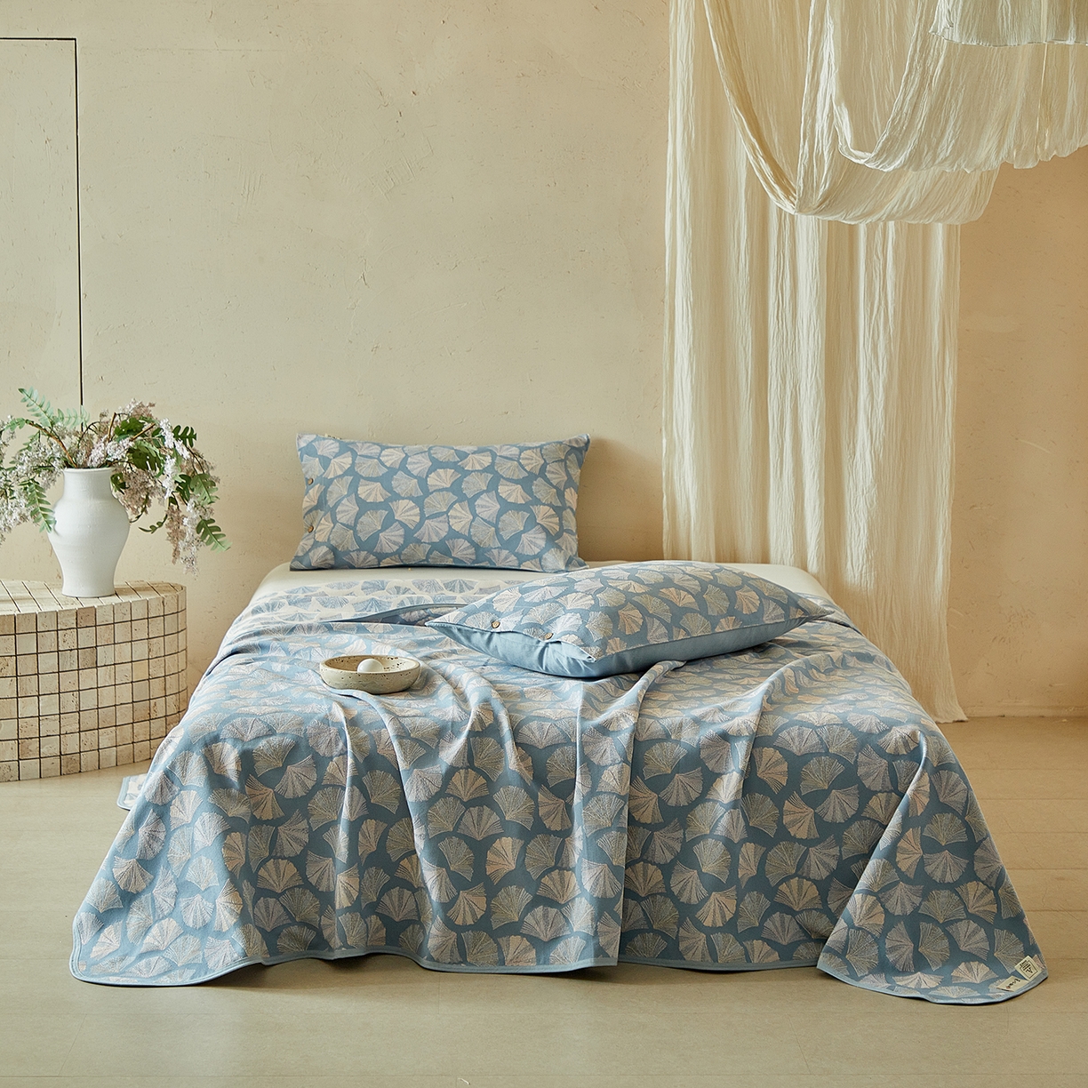 91家纺网 家纺一手货源 找家纺 孑寐家纺 2026新款100%纯棉色织双面大提花老粗布凉席三件套 银杏叶影-蓝色