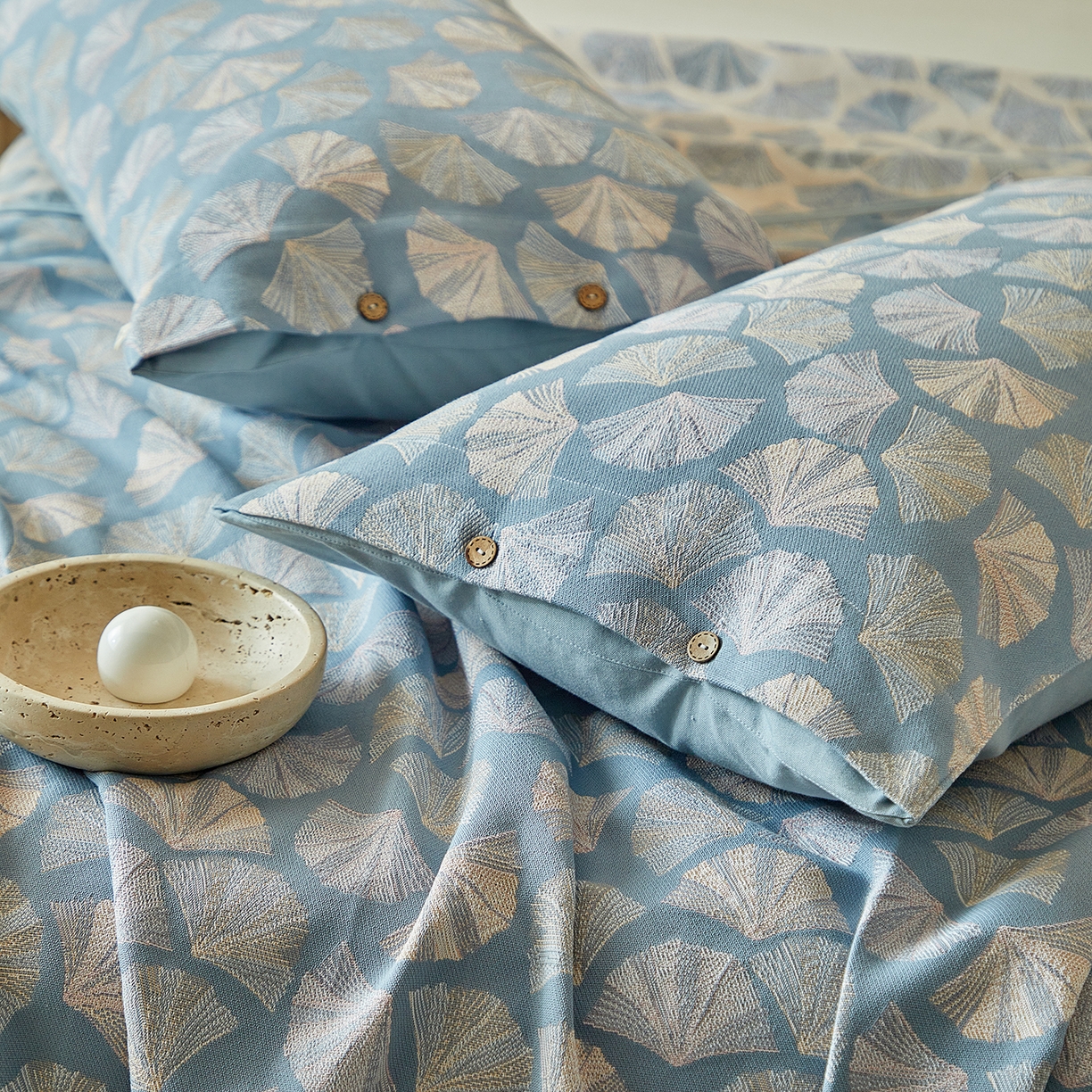 91家纺网 家纺一手货源 找家纺 孑寐家纺 2026新款100%纯棉色织双面大提花老粗布凉席三件套 银杏叶影-蓝色