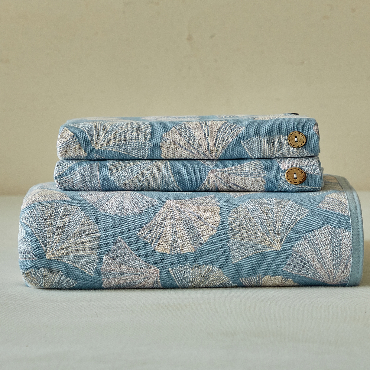 91家纺网 家纺一手货源 找家纺 孑寐家纺 2026新款100%纯棉色织双面大提花老粗布凉席三件套 银杏叶影-蓝色