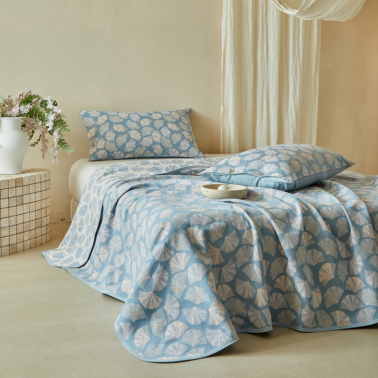 91家纺网 家纺一手货源 找家纺 孑寐家纺 2026新款100%纯棉色织双面大提花老粗布凉席三件套 银杏叶影-蓝色