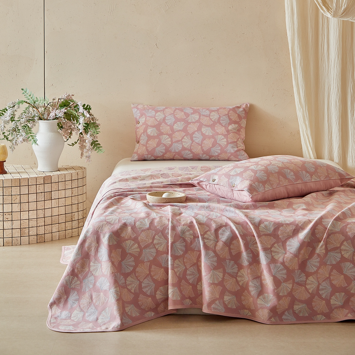 91家纺网 家纺一手货源 找家纺 孑寐家纺 2026新款100%纯棉色织双面大提花老粗布凉席三件套 银杏叶影-粉色