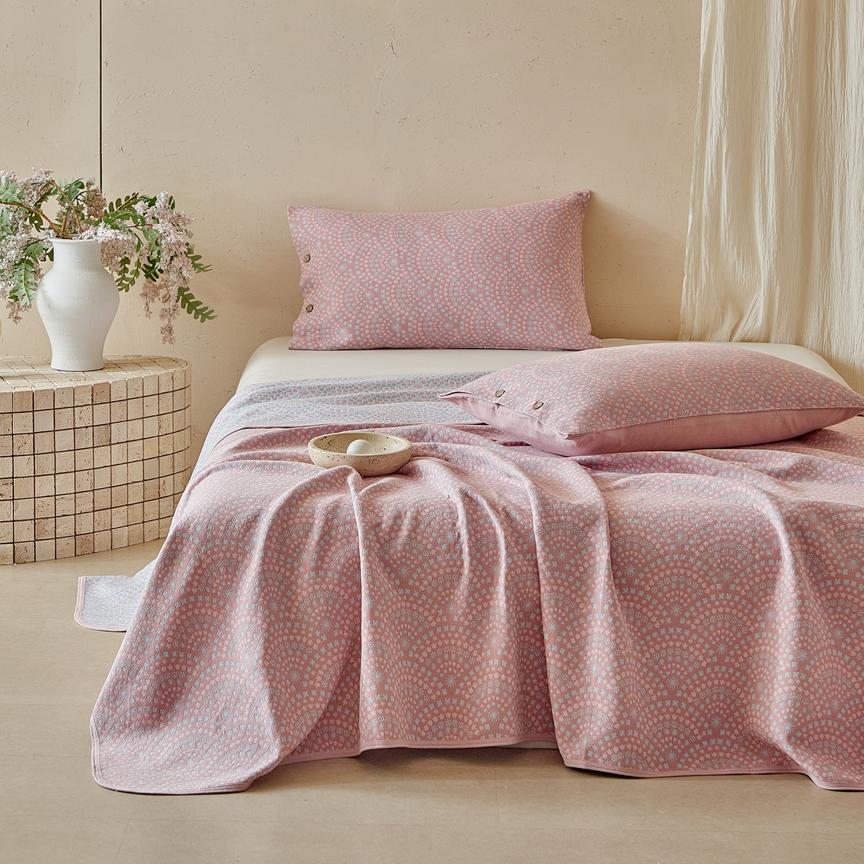 91家纺网 家纺一手货源 找家纺 孑寐家纺 2026新款100%纯棉色织双面大提花老粗布凉席三件套 彩虹太阳花-粉色